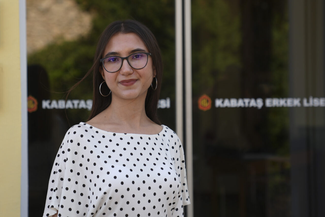 - Kabataş Erkek Lisesi öğrencisi Tuğsem Bahar:
- "Çalışmaya erken başlayan