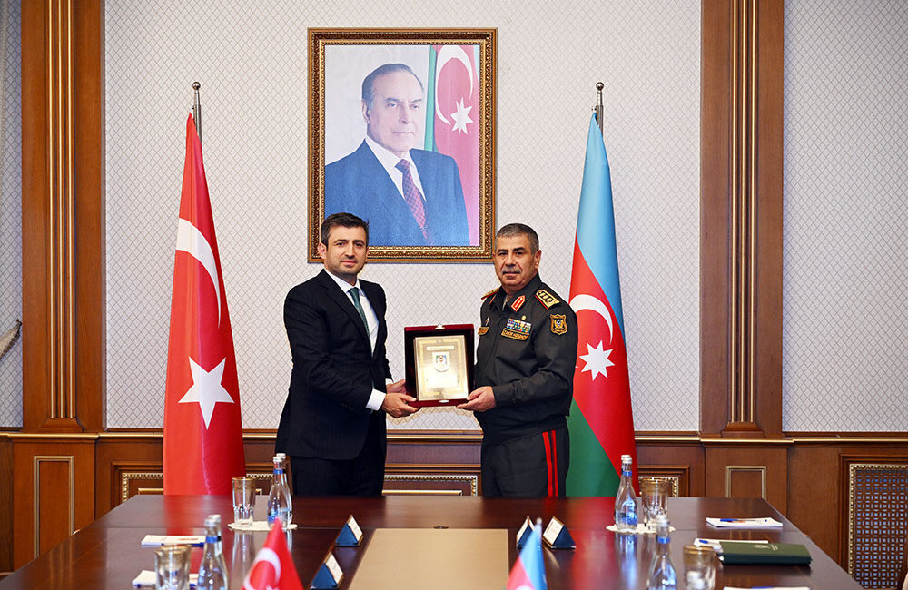 BAKÜ (AA) – Azerbaycan Savunma Bakanı Zakir Hasanov, Baykar Yönetim