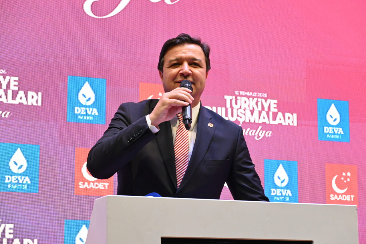ANTALYA (AA) – DEVA Partisi Genel Başkanı Ali Babacan ve