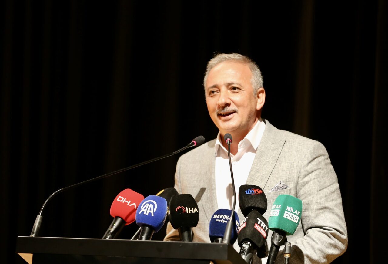 - "Türkiye, spor tesisleri devrimi yaşamaktadır. Dünyanın en modern stadyumları,