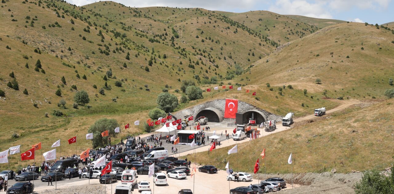 - "Tünelimizle ulaşım kotunu 286 metre aşağı çekip 1684 metreden