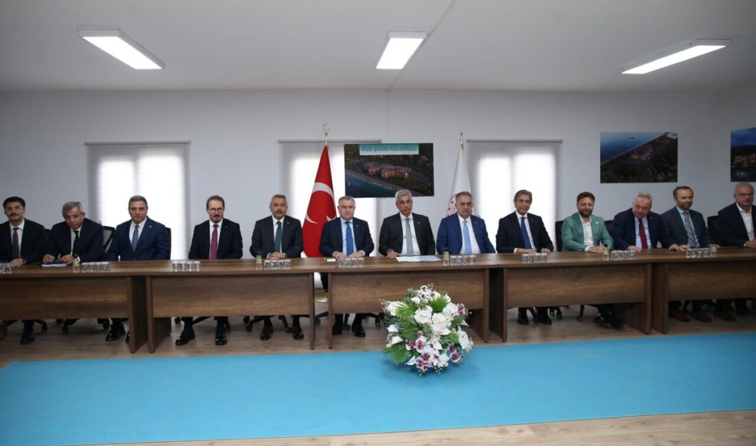 - Sağlık Bakanı Kemal Memişoğlu:
- "Sağlıkta şaheser dediğimiz altyapılarla insanlarımıza