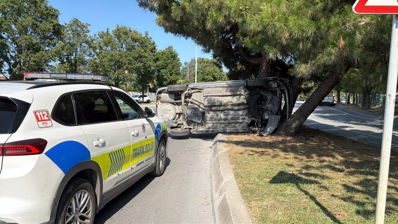 İSTANBUL (AA) – Bakırköy'de, kaldırıma çarpıp takla atan otomobilin sürücüsü