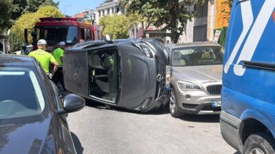 İSTANBUL (AA) – Bakırköy'de bir otomobil, park halindeki araca çarptıktan