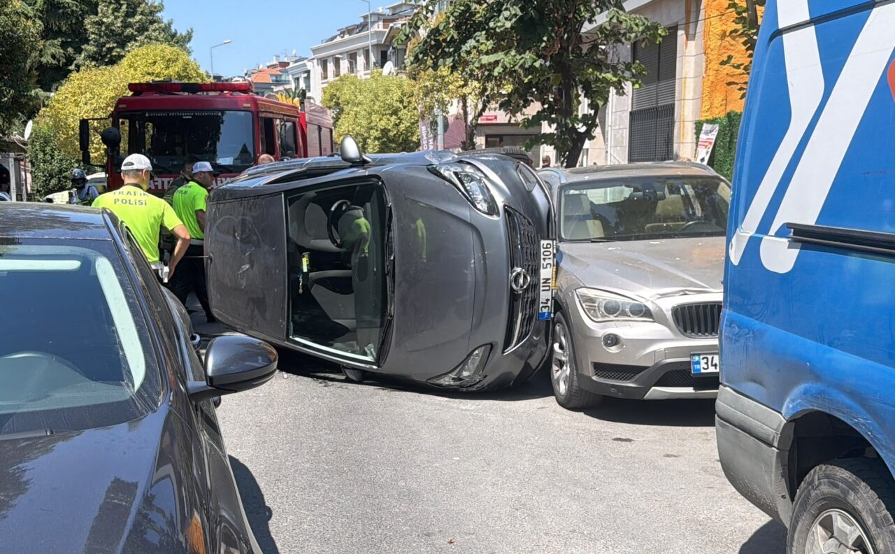 İSTANBUL (AA) – Bakırköy'de bir otomobil, park halindeki araca çarptıktan