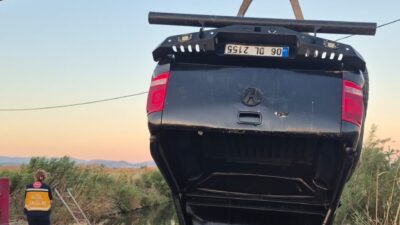 BALIKESİR (AA) – Balıkesir'in Edremit ilçesinde dere yatağına devrilen kamyonetteki