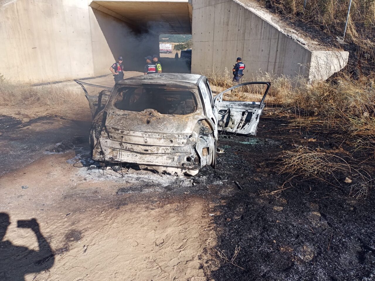 BALIKESİR (AA) – Balıkesir'de devrilip alev alan otomobildeki 4 kişi