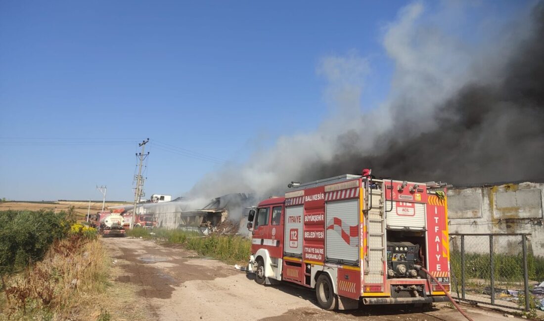 BALIKESİR (AA) – Balıkesir'in Bandırma ilçesinde, geri dönüşüm malzemeleri deposu