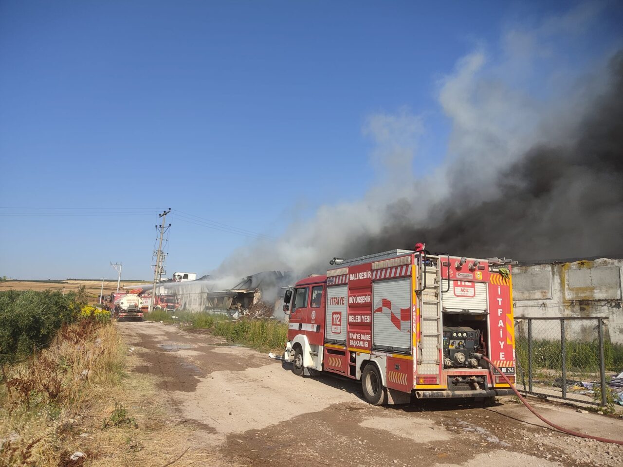 BALIKESİR (AA) – Balıkesir'in Bandırma ilçesinde, geri dönüşüm malzemeleri deposu