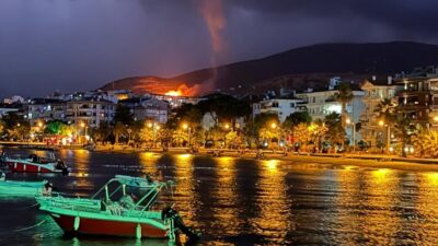 BALIKESİR (AA) – Balıkesir'in Erdek ilçesinde gök gürültülü sağanak, hayatı