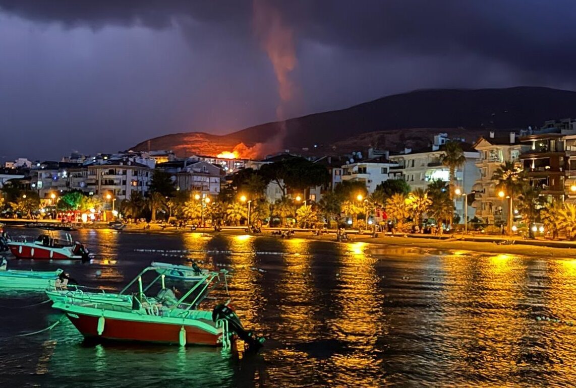 BALIKESİR (AA) – Balıkesir'in Erdek ilçesinde gök gürültülü sağanak, hayatı