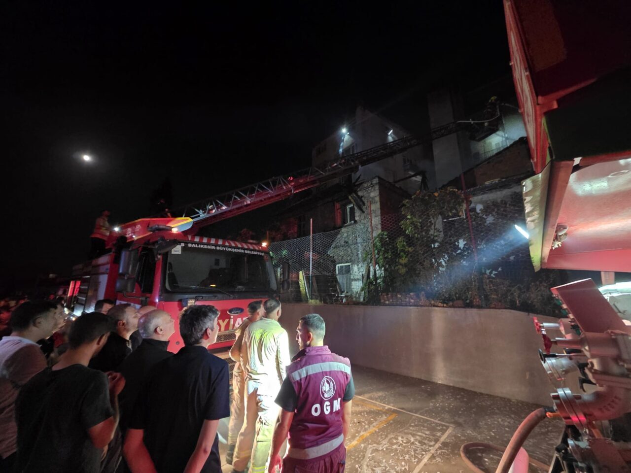 BALIKESİR (AA) – Balıkesir'in Dursunbey ilçesinde iki katlı binada çıkan