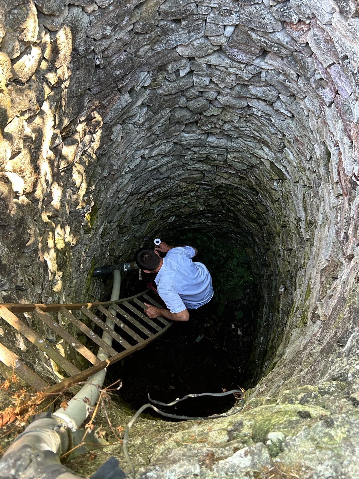 BALIKESİR (AA) – Balıkesir'in Altıeylül ilçesinde yaklaşık 9 metre derinliğindeki
