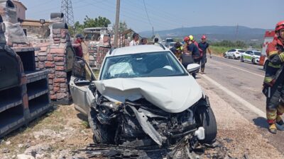BALIKESİR (AA) – Balıkesir'in Erdek ilçesinde 2 otomobilin çarpışması sonucu