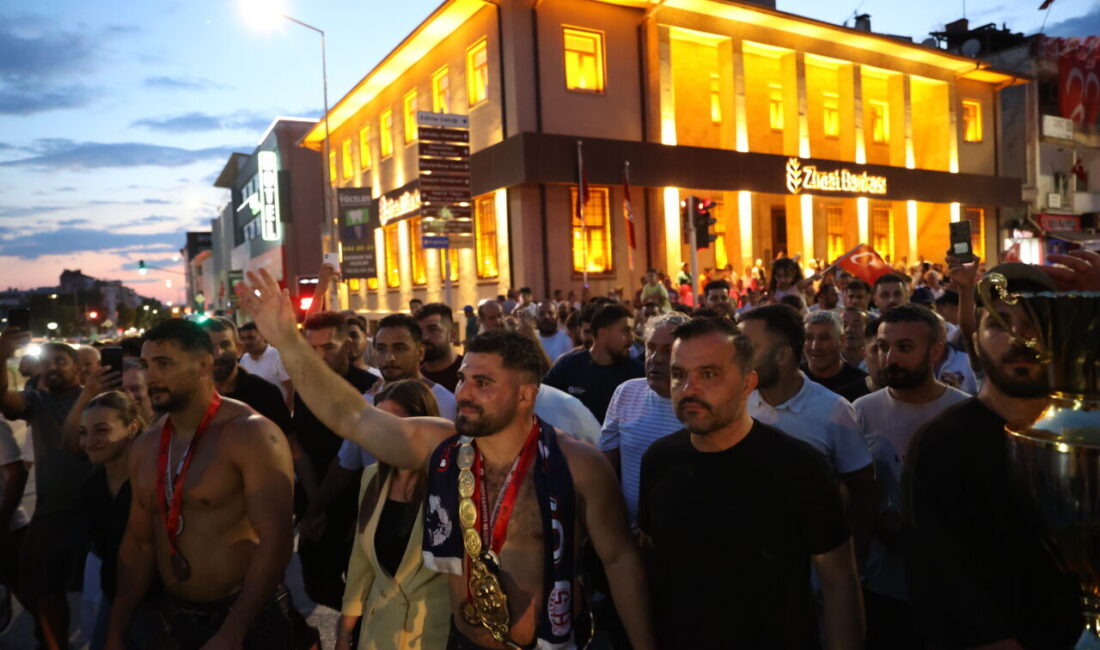 EDİRNE (AA) – 665. Tarihi Kırkpınar Yağlı Güreşleri finalinde Feyzullah