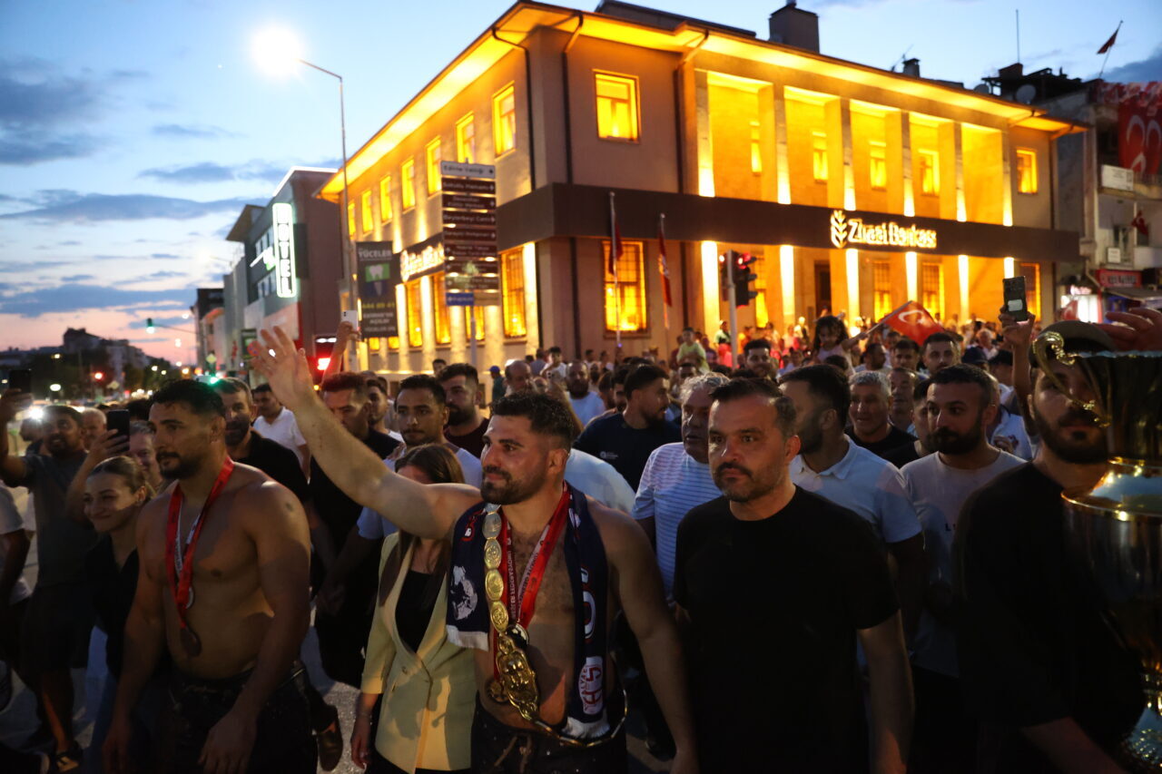 EDİRNE (AA) – 665. Tarihi Kırkpınar Yağlı Güreşleri finalinde Feyzullah