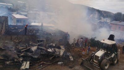 BAYBURT (AA) – Bayburt'ta çıkan yangında 4 ev ile 1