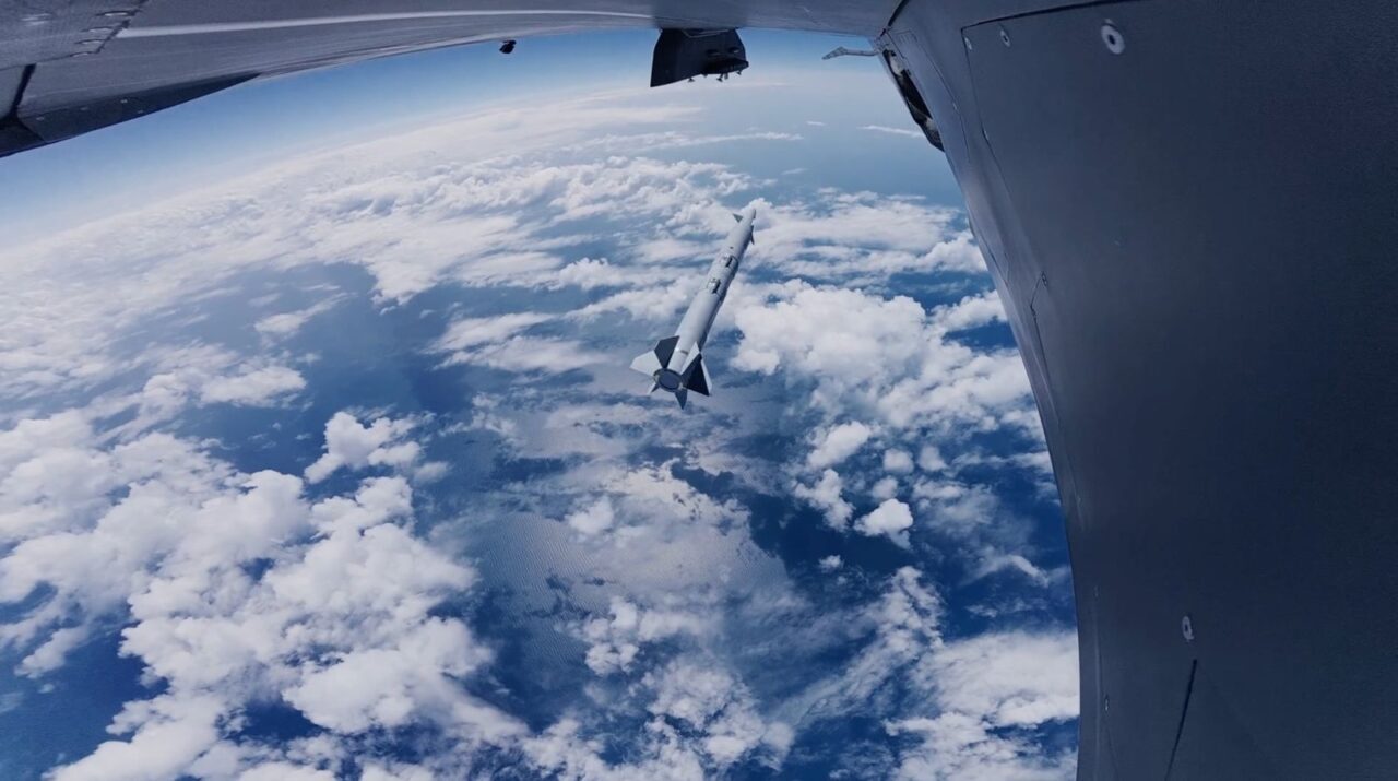 - Bayraktar KIZILELMA, ROKETSAN tarafından geliştirilen JET-230 füzesini 120 kilometrenin