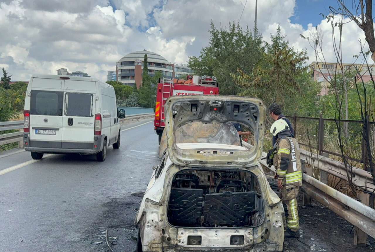 İSTANBUL (AA) – Bayrampaşa'da seyir halindeyken alev alan otomobil kullanılamaz