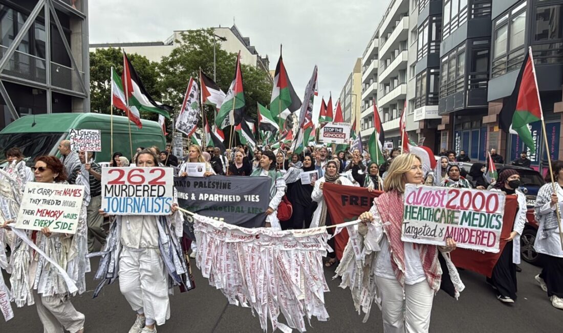 BERLİN (AA) – Almanya'nın başkenti Berlin'de Filistin'e destek gösterisi düzenlendi.