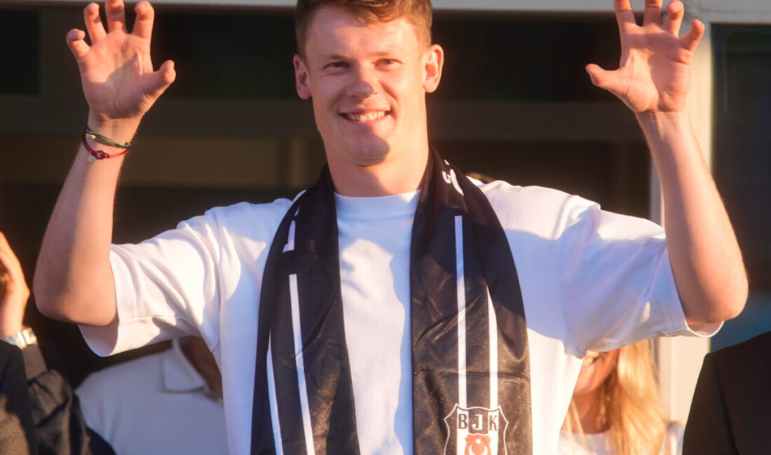 - Alexander Nübel ve Doğan Alemdar'ı siyah-beyazlı taraftar taraftarlar karşıladı