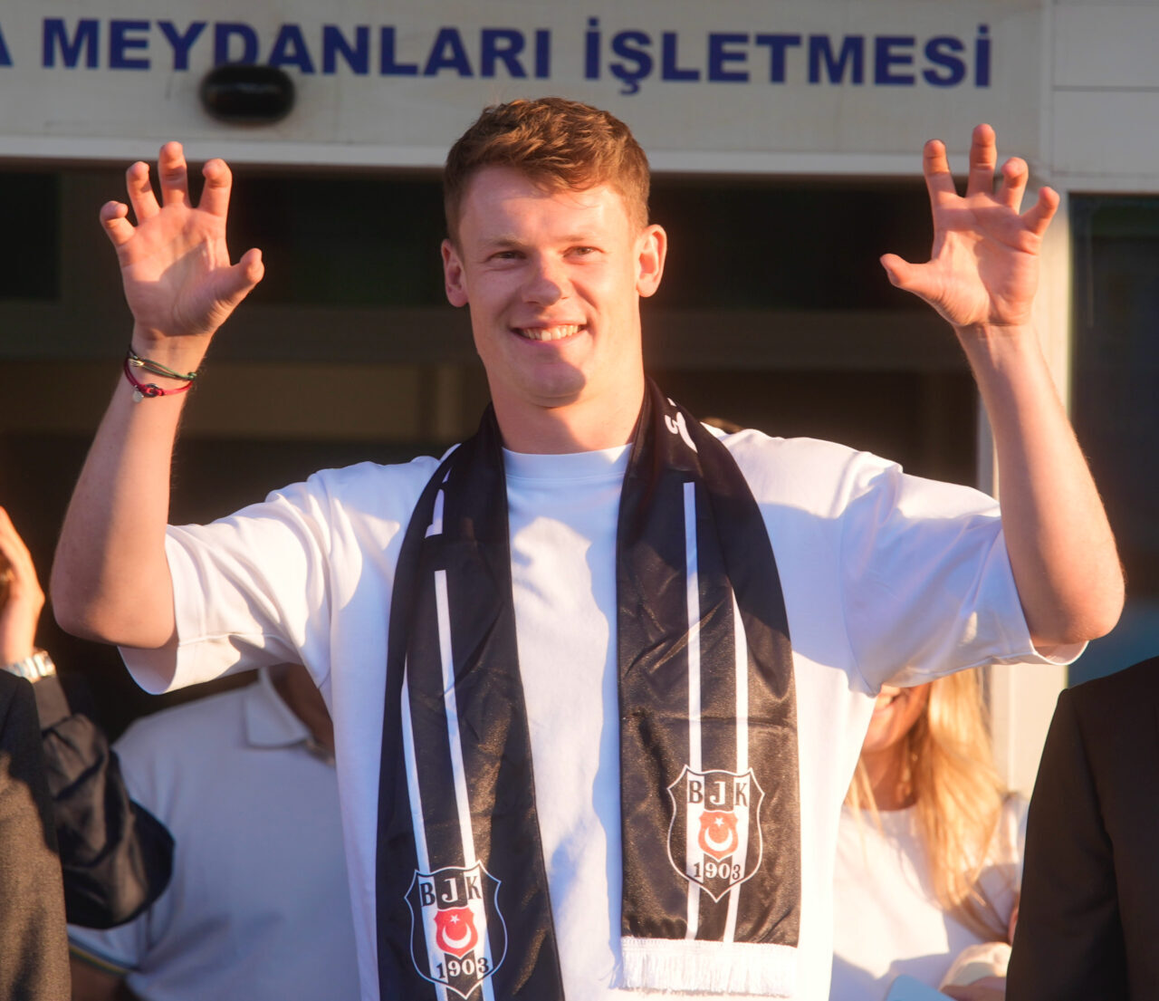 - Alexander Nübel ve Doğan Alemdar'ı siyah-beyazlı taraftar taraftarlar karşıladı
