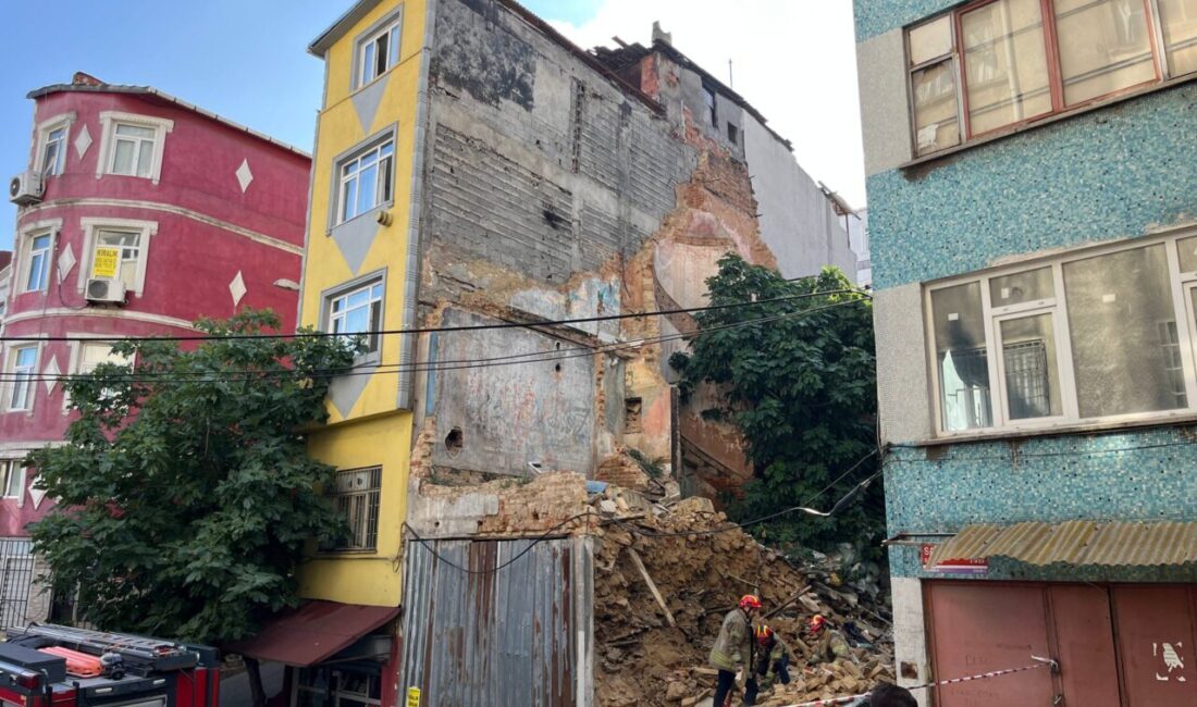 İSTANBUL (AA) – Beyoğlu'nda 2 katlı metruk bina, park halindeki