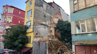 İSTANBUL (AA) – Beyoğlu'nda 2 katlı metruk bina, park halindeki