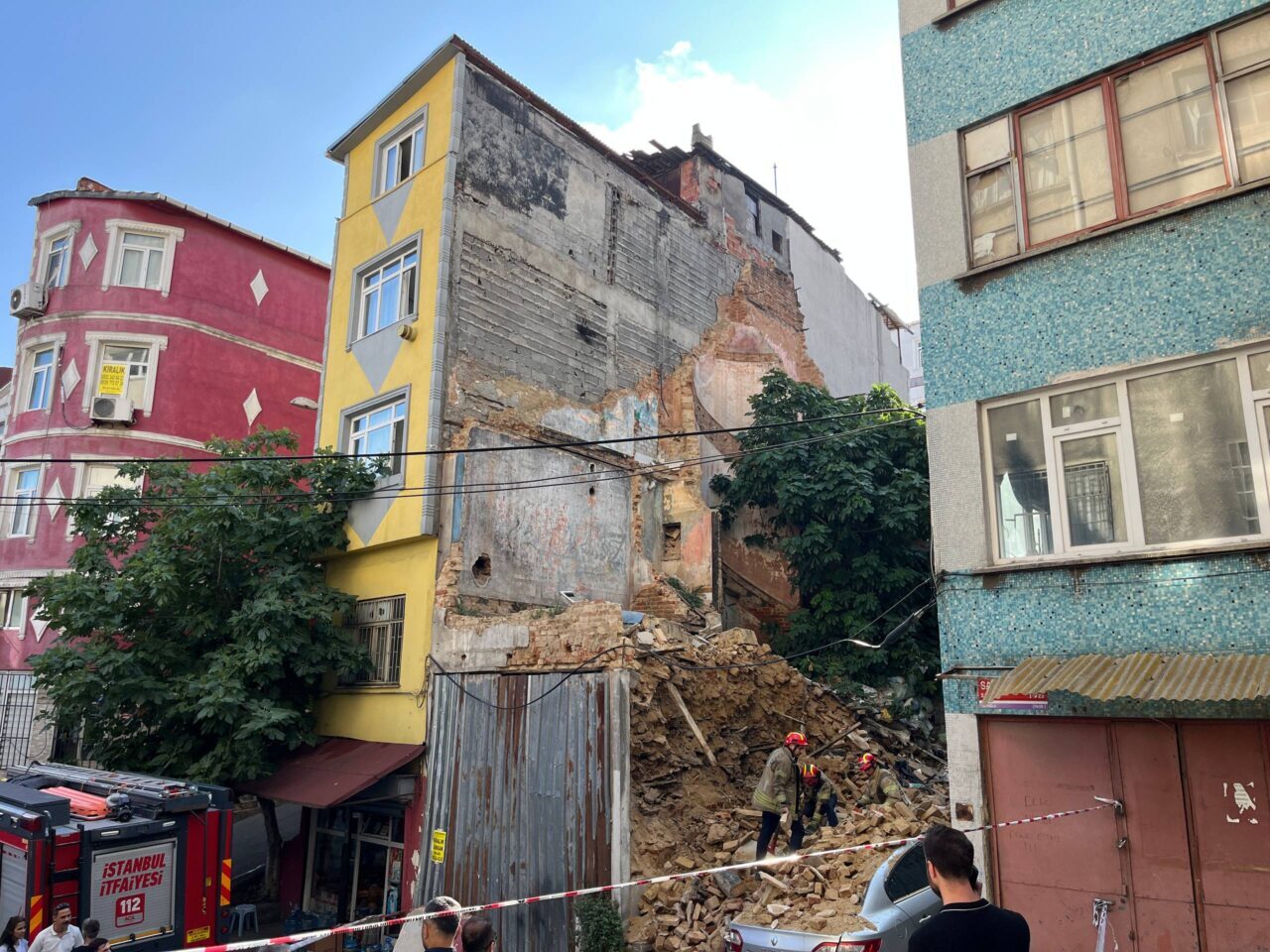 İSTANBUL (AA) – Beyoğlu'nda 2 katlı metruk bina, park halindeki