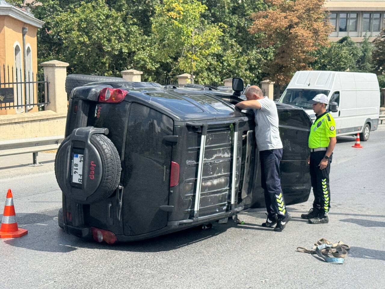 İSTANBUL (AA) – Beyoğlu'nda aydınlatma direğine çarpıp devrilen cipin sürücüsü