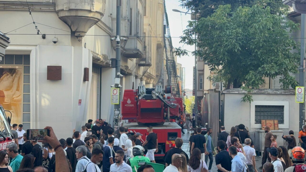 İSTANBUL (AA) – Beyoğlu'nda restoranda çıkan yangın itfaiye ekiplerinin müdahalesiyle