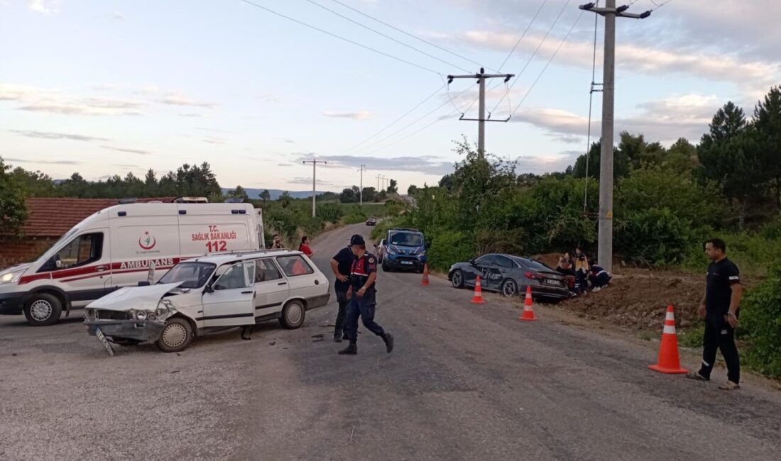 BİLECİK (AA) – Bilecik'in Yenipazar ilçesinde iki otomobilin çarpışması sonucu