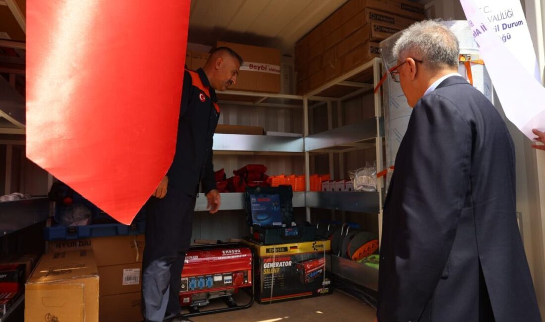 - Vali Cahit Çelik:
- "Bu konteynerlerde 48 farklı malzeme var.