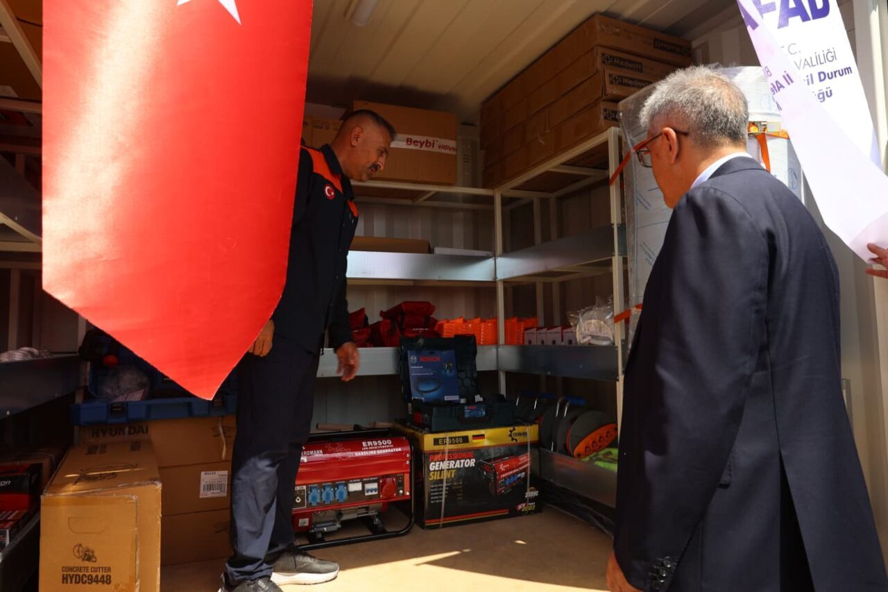 - Vali Cahit Çelik:
- "Bu konteynerlerde 48 farklı malzeme var.
