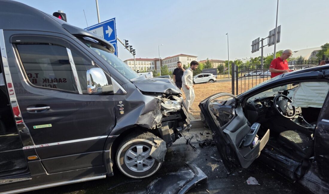 BİNGÖL (AA) – Bingöl'de işçileri taşıyan minibüs ile otomobilin çarpışması