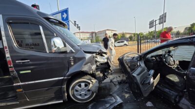 BİNGÖL (AA) – Bingöl'de işçileri taşıyan minibüs ile otomobilin çarpışması