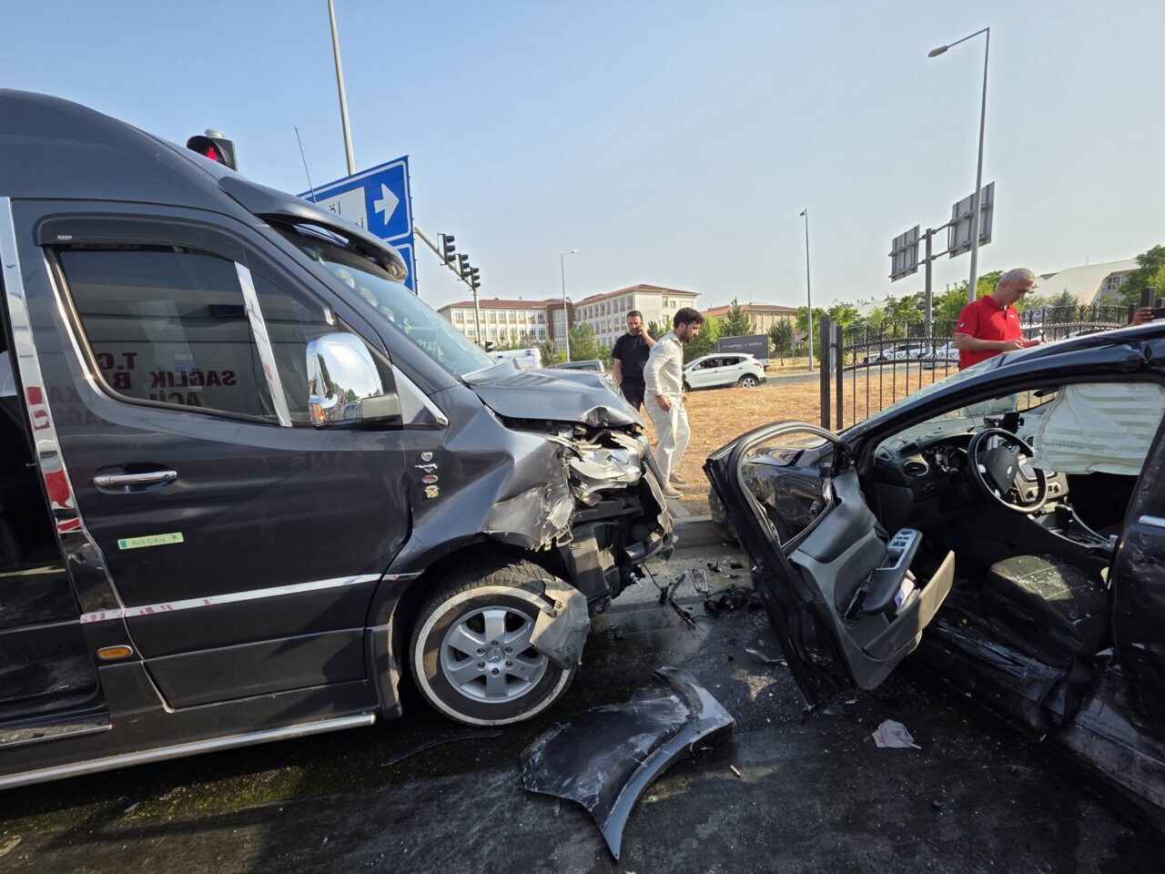 BİNGÖL (AA) – Bingöl'de işçileri taşıyan minibüs ile otomobilin çarpışması