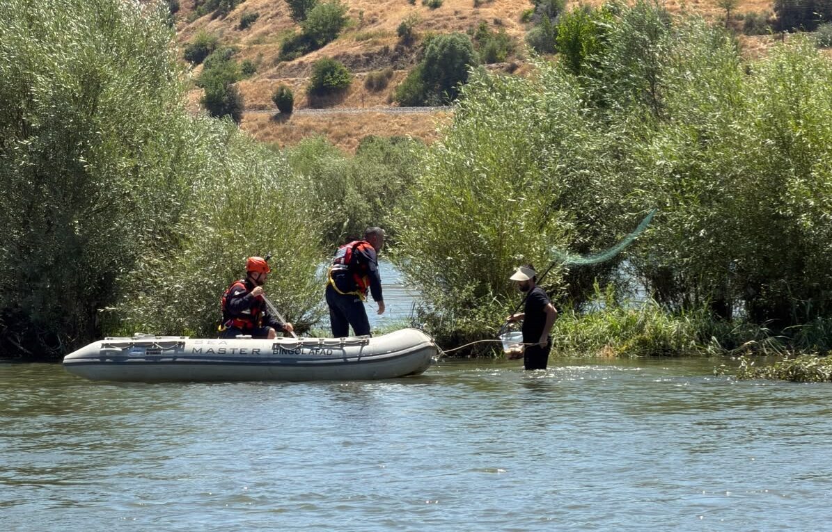 BİNGÖL (AA) – Bingöl'ün Genç ilçesinde Murat Nehri'nde su seviyesinin