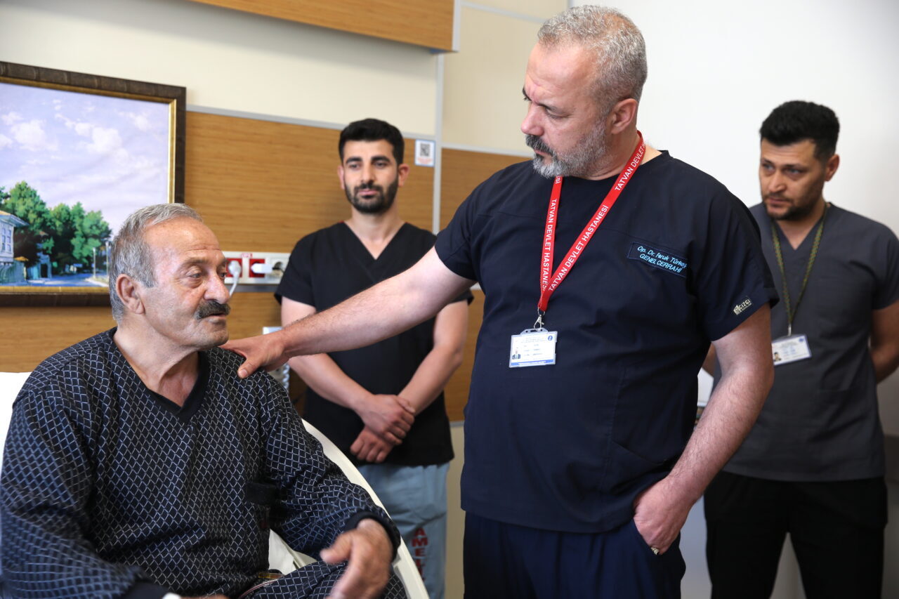 BİTLİS (AA) – Bitlis'in Tatvan ilçesinde karın duvarında fıtık defekti