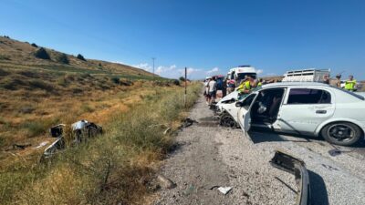 BİTLİS (AA) – Bitlis'in Tatvan ilçesinde iki otomobilin çarpışması sonucu