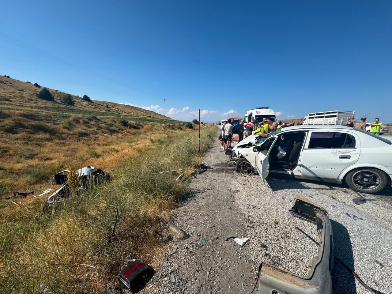 BİTLİS (AA) – Bitlis'in Tatvan ilçesinde iki otomobilin çarpışması sonucu