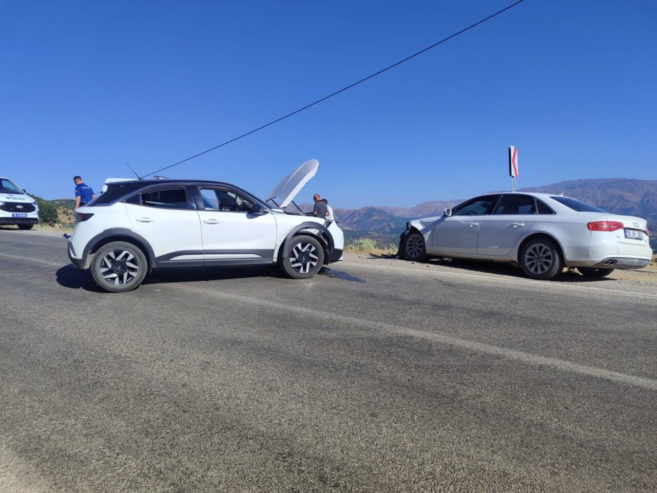 BİTLİS (AA) – Bitlis'in Hizan ilçesinde otomobil ile SUV tipi