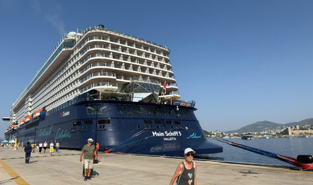 MUĞLA (AA) – Muğla'nın Bodrum ilçesine "Mein Schiff 5" kruvaziyeriyle