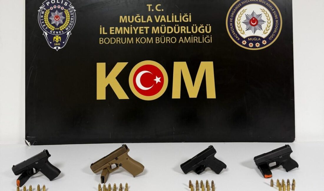 MUĞLA (AA) – Muğla'nın Bodrum ilçesinde çantalarında ruhsatsız silah ele