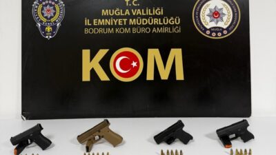 MUĞLA (AA) – Muğla'nın Bodrum ilçesinde çantalarında ruhsatsız silah ele