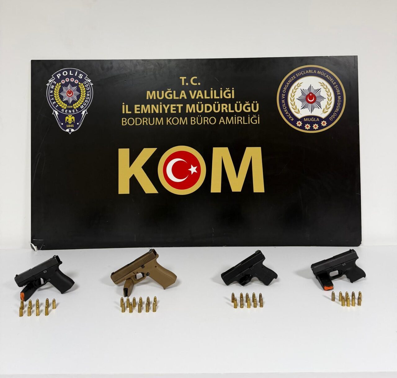 MUĞLA (AA) – Muğla'nın Bodrum ilçesinde çantalarında ruhsatsız silah ele