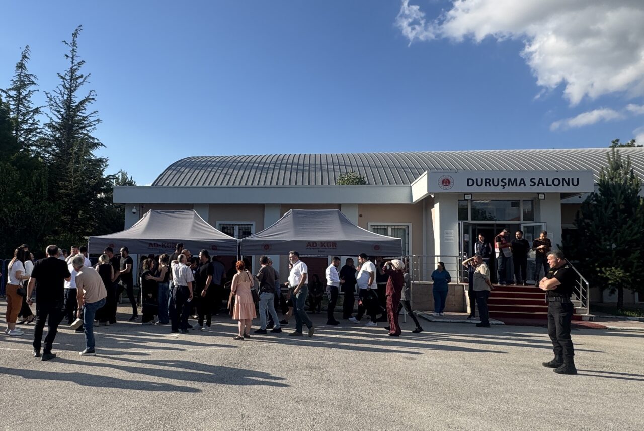 - Belediye başkanlığı görevinden uzaklaştırılan Tanju Özcan'ın da aralarında bulunduğu