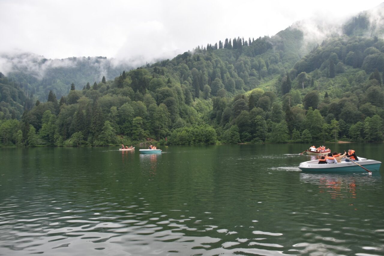 ARTVİN (AA) – Artvin'in en önemli turizm merkezlerinden Borçka Karagöl