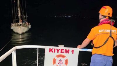 ÇANAKKALE (AA) – Çanakkale'nin Bozcaada ilçesi açıklarında makineleri arızalanarak sürüklenen