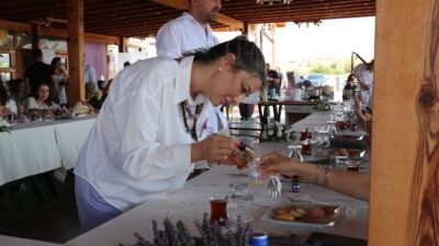 BURDUR (AA) – Burdur Valiliği tarafından Yeşilova ilçesindeki lavanta bahçelerinde